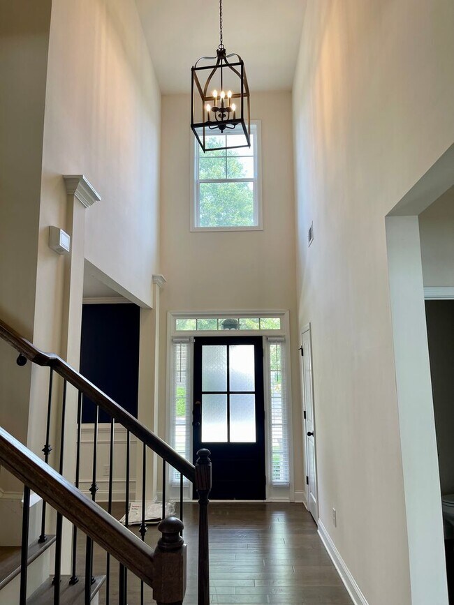 Building Photo - Gorgeous 5 bedroom 3.5 bath home in desira...