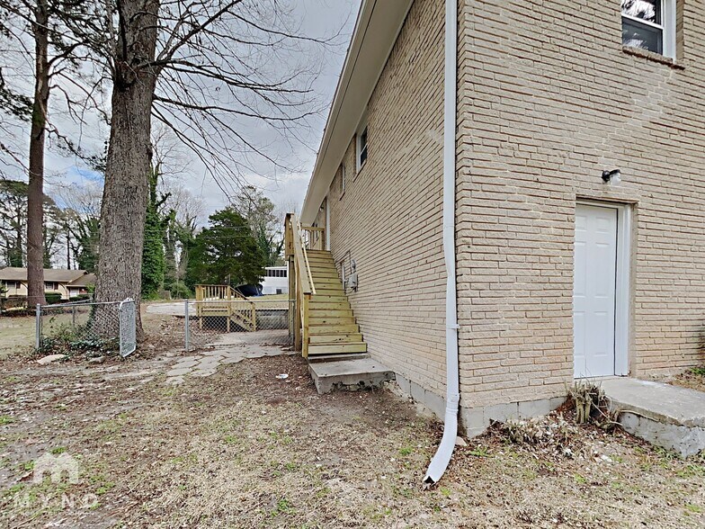 Building Photo - 2715 Carriage Ln