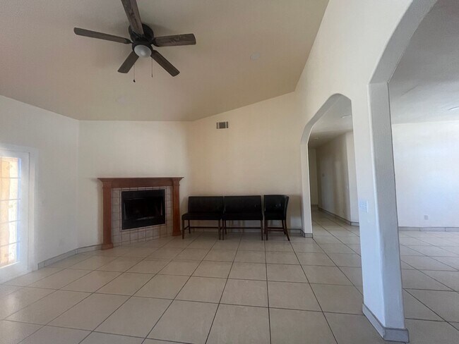 Building Photo - 4 bedroom 2bathroom Home Available now!