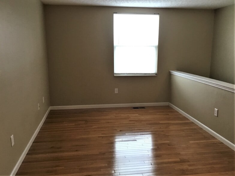 Building Photo - 447 Hartford Ct