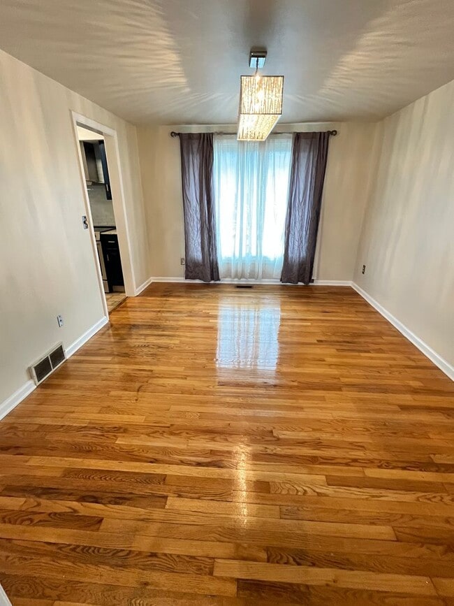 Building Photo - 3 Bedroom Single Family Home in Liverpool