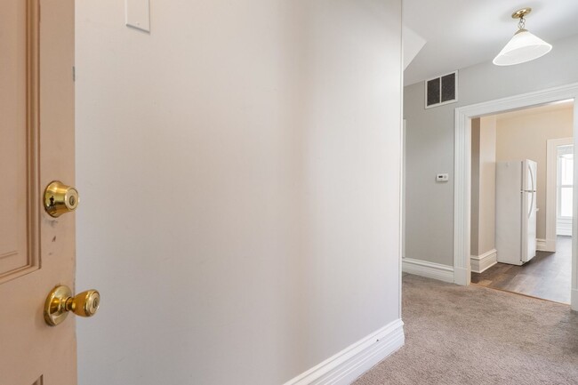 Building Photo - GATED OFF STREET PARKING - Top Floor Unit ...