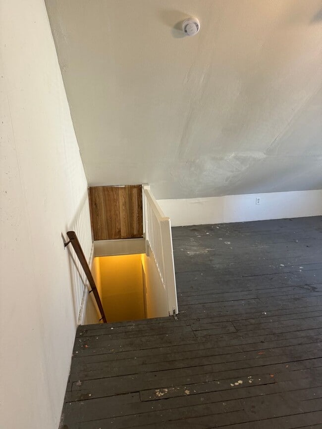 Building Photo - 3 bedroom, 1 bath, 3 story half double house