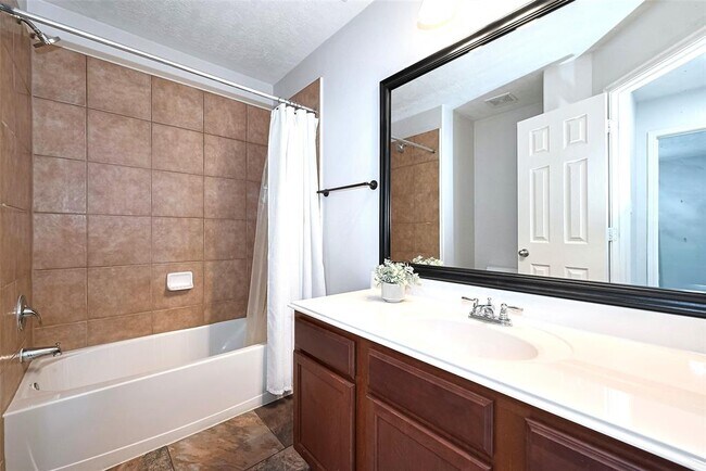 Building Photo - 2819 Lakecrest Way Dr