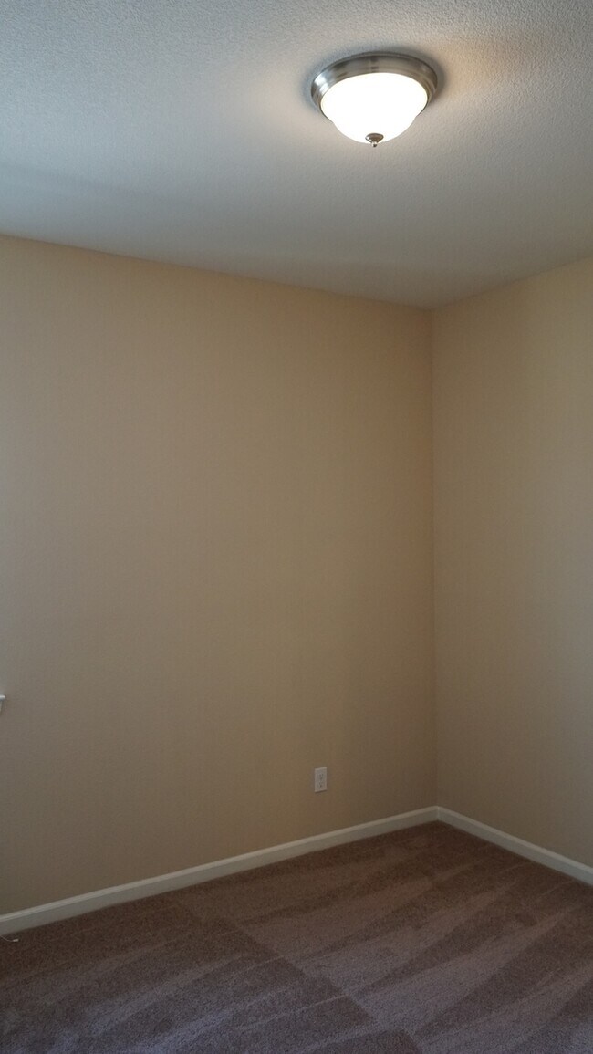 Building Photo - Beautiful two story home in Roseville!