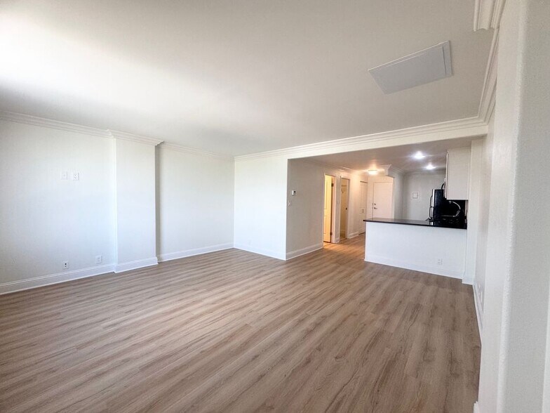 Building Photo - 700 E 8th St