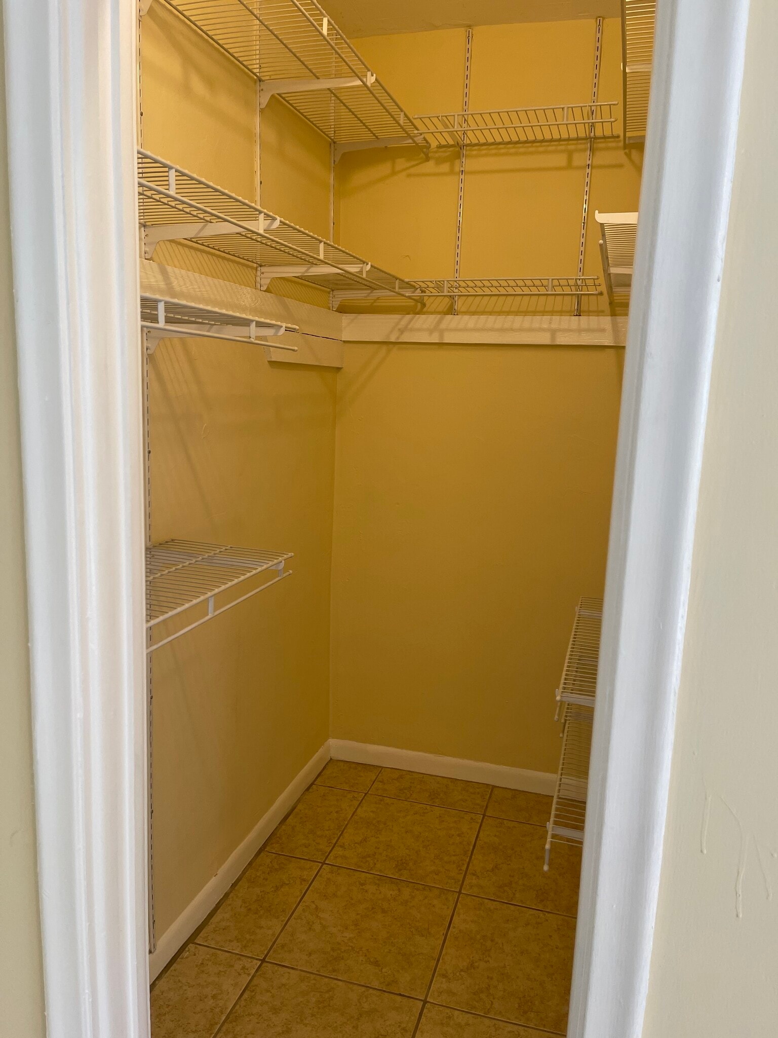 Walkin closet - 300 SW 16th Ct