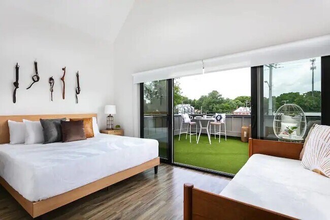 Building Photo - 738 Douglas Ave