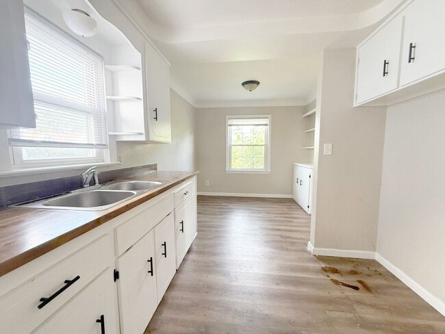 Building Photo - 3 BED 1 BATH BEAUTIFUL SINGLE FAMILY HOME