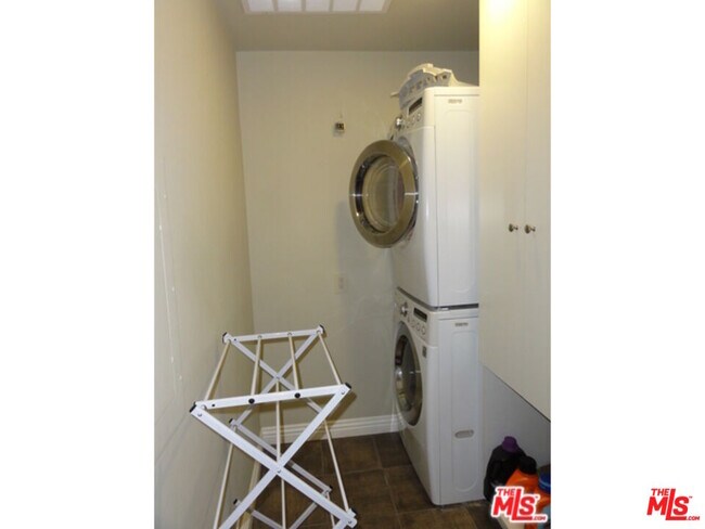 Building Photo - 1880 Veteran Ave