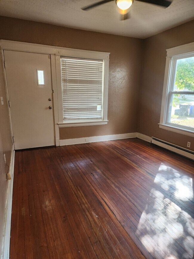 Building Photo - 1330 W 89th St