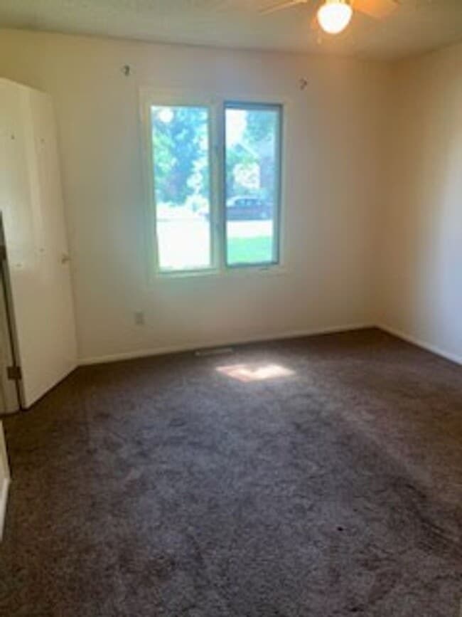 Building Photo - Spacious Heights 3 Bed!