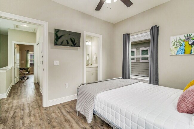 Building Photo - 1002 W Main St