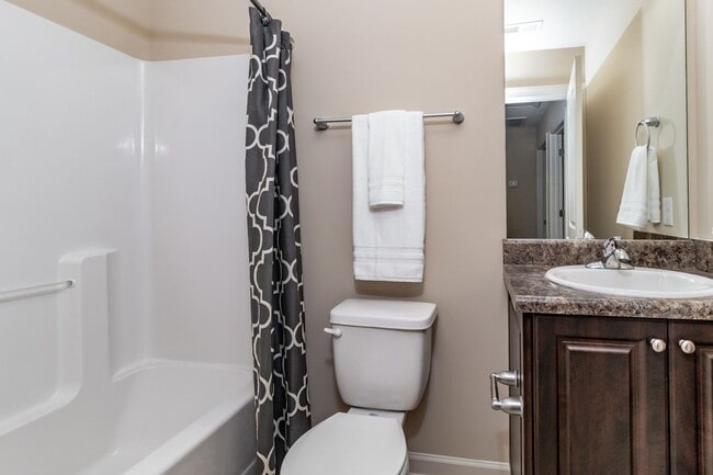 Building Photo - Beautiful 3 bedroom Townhome