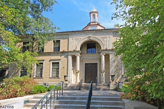 Building Photo - 10 Lincoln St