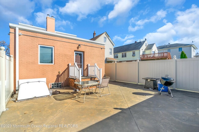 Building Photo - 3022 S Wood Ave