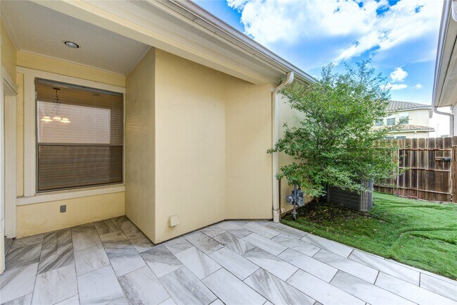 Building Photo - 2011 Spring Cedar Ln