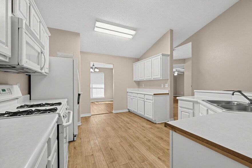 Building Photo - 1387 Hunters Ridge Dr W