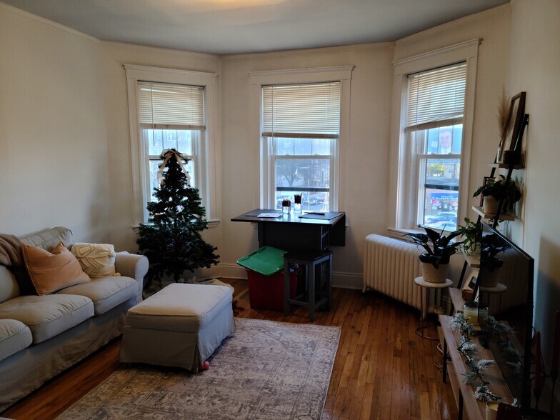 Building Photo - 1572 Commonwealth Ave