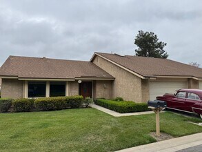 Building Photo - Beautifully updated La Jolla model in Leis...