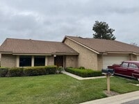 Building Photo - Beautifully updated La Jolla model in Leis...
