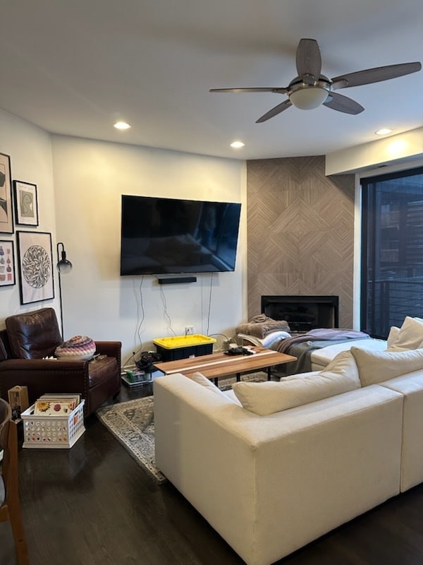 Building Photo - 808 N Greenview Ave