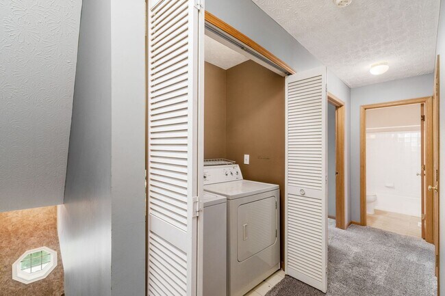 Building Photo - Spacious South Side Home with Garage!
