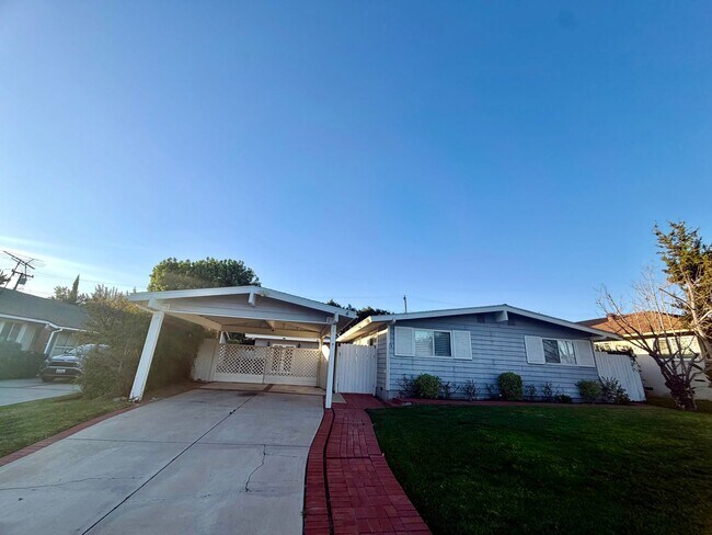 Building Photo - 4 Bedroom Beautiful Tustin Cul-De-Sac Home