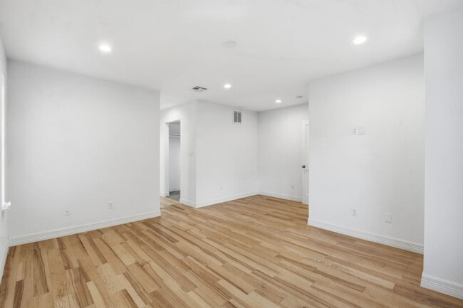 Building Photo - Beautiful Houston Home Featuring a Private Pool