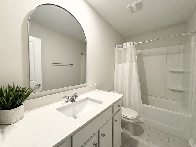 Building Photo - Beautifully Maintained Three Bedroom Townh...