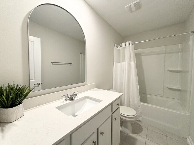 Building Photo - Beautifully Maintained Three Bedroom Townhouse!