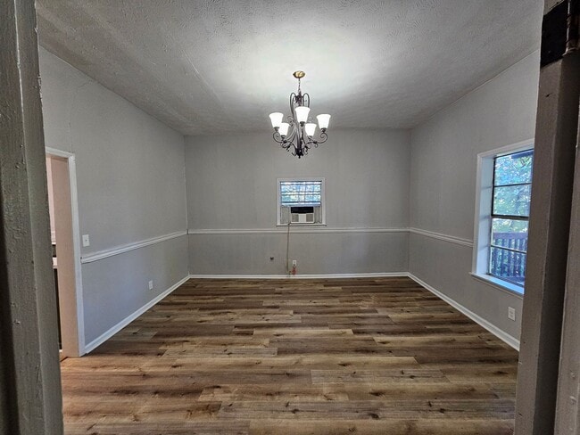 Building Photo - 3 Bedroom, 1 Bathroom- Home in South Rome!