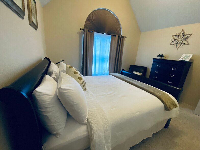 Building Photo - 104 Ivy Pl