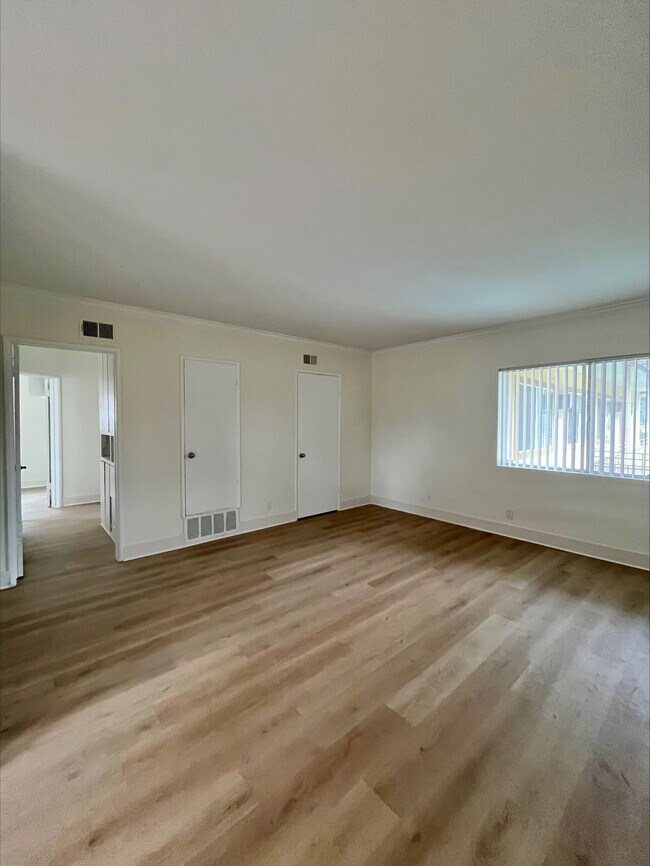 Building Photo - Chateau Whitsett Apartments
