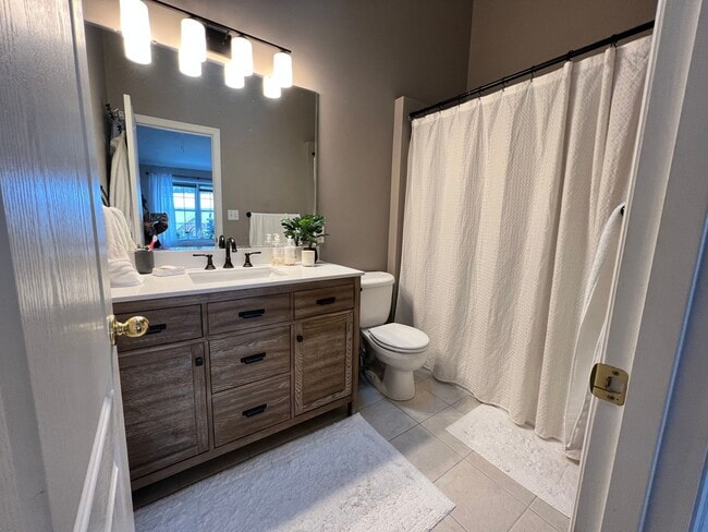 Building Photo - Beautiful 2 Bedroom with an office, 2.5 Ba...