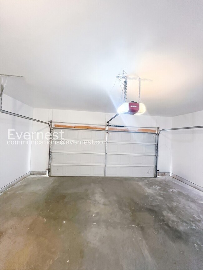 Building Photo - Spacious Home with Fenced Yard & Garage Access / 4 Bed & 3.5 Bath / Voucher Accepted / Pet-friend...