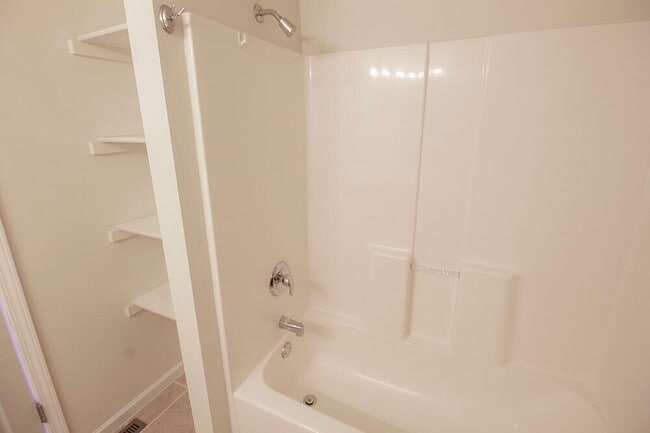 Building Photo - 1932 Center St