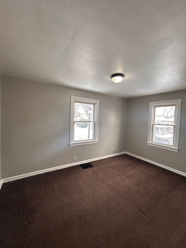 Building Photo - 1633 Kelly Dr