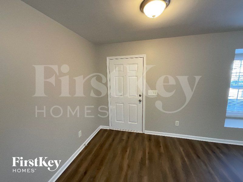 Building Photo - 204 Hillview Dr