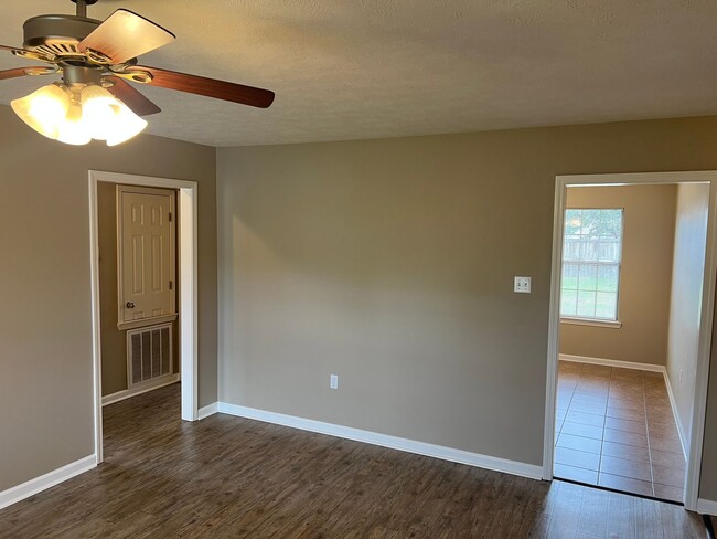 Building Photo - 3 Bed 2 Bath Home