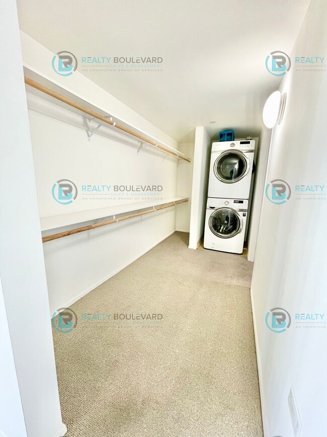 Building Photo - Modern 1 Bedroom 1 Bath Luxury Condo at Th...