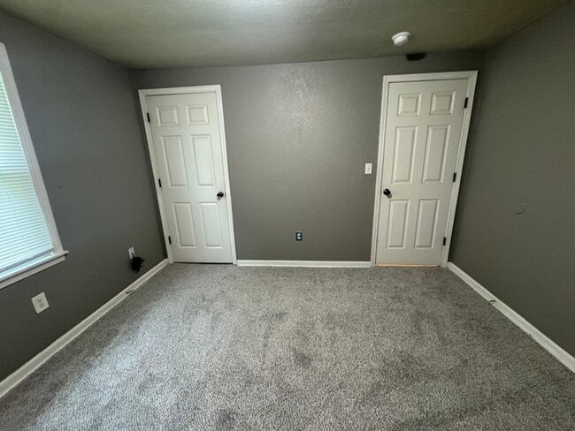Building Photo - Cozy 2-Bed Home with Spacious Yard in Exce...