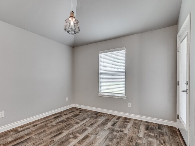 Building Photo - Modern Home on Large Lot!