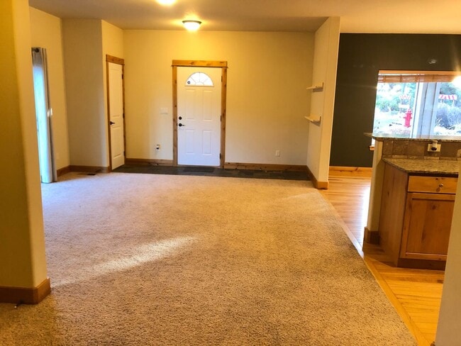 Building Photo - Great 3 Bedroom SW Bend Single Family Home