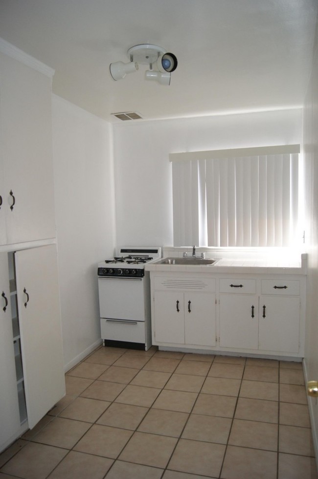 Unit - Kitchen - Hollywood-Wilton Apartments