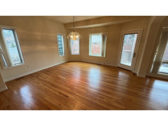 Building Photo - Outstanding one-level home in the gated Spring Grove community near the Broadmoor!