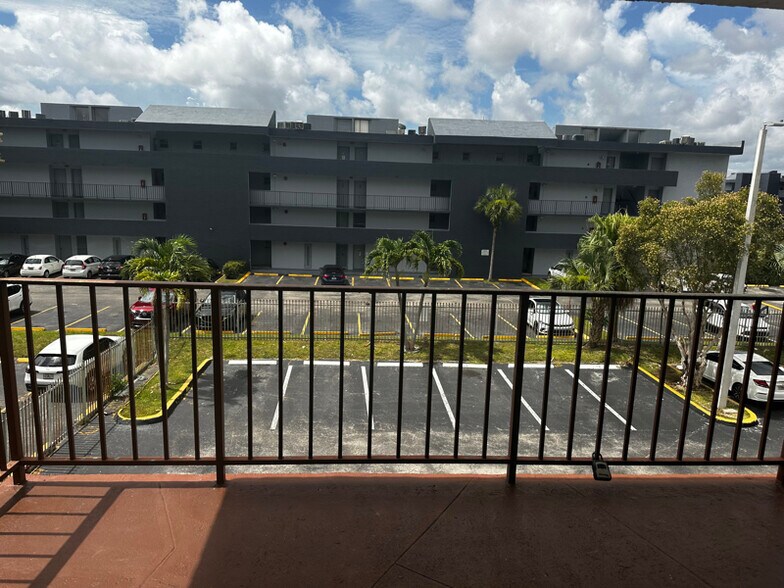 Building Photo - 8840 Fontainebleau Blvd