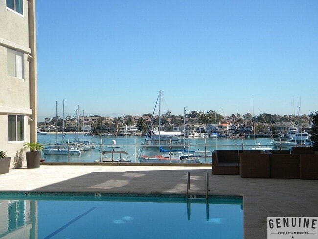 Building Photo - 2Bd 2Ba Spacious Newport Bay Front Condo