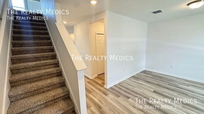 Building Photo - 2401 White Tail St