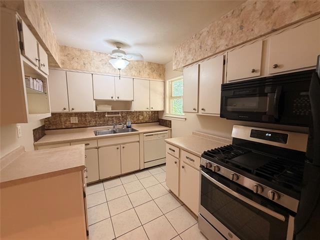 Building Photo - 825 Bryan Dr
